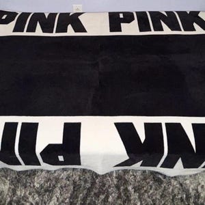 Coperta in pile Victoria’s Secret PINK con logo bianco e nero, 50x60 cm, usata. immagine 2