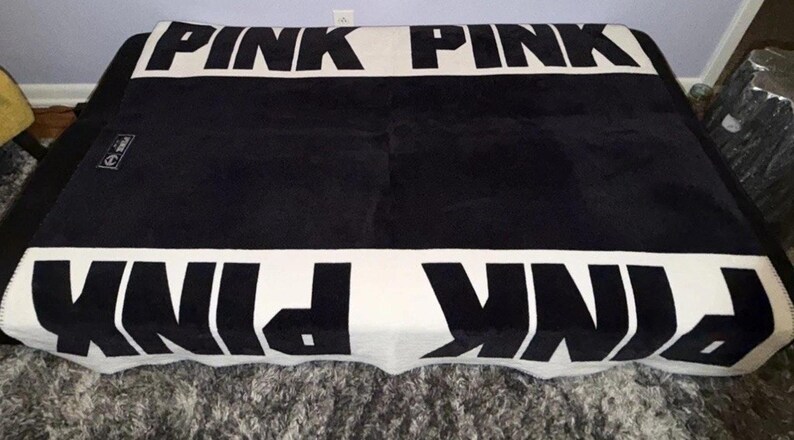 Coperta in pile Victoria’s Secret PINK con logo bianco e nero, 50x60 cm, usata. immagine 2