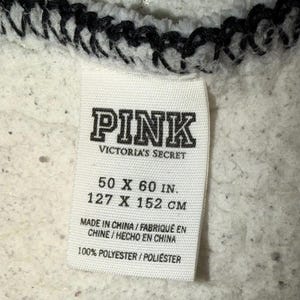 Coperta in pile Victoria’s Secret PINK con logo bianco e nero, 50x60 cm, usata. immagine 11