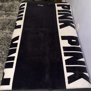 Coperta in pile Victoria’s Secret PINK con logo bianco e nero, 50x60 cm, usata. immagine 5
