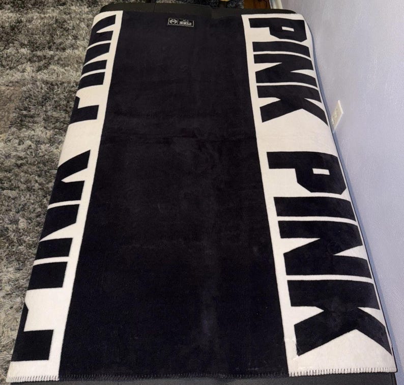 Coperta in pile Victoria’s Secret PINK con logo bianco e nero, 50x60 cm, usata. immagine 5
