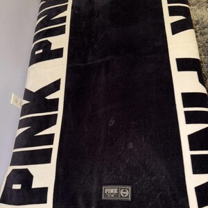 Coperta in pile Victoria’s Secret PINK con logo bianco e nero, 50x60 cm, usata. immagine 8