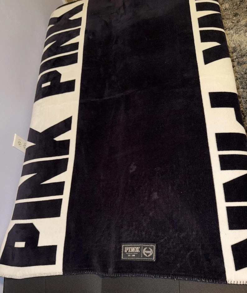 Coperta in pile Victoria’s Secret PINK con logo bianco e nero, 50x60 cm, usata. immagine 8