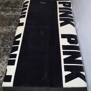 Coperta in pile Victoria’s Secret PINK con logo bianco e nero, 50x60 cm, usata. immagine 3