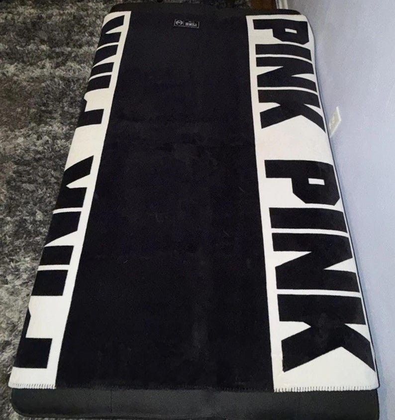Coperta in pile Victoria’s Secret PINK con logo bianco e nero, 50x60 cm, usata. immagine 3