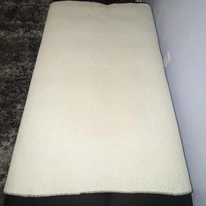 Coperta in pile Victoria’s Secret PINK con logo bianco e nero, 50x60 cm, usata. immagine 9