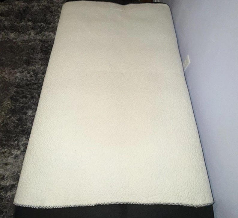 Coperta in pile Victoria’s Secret PINK con logo bianco e nero, 50x60 cm, usata. immagine 9