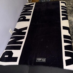 Coperta in pile Victoria’s Secret PINK con logo bianco e nero, 50x60 cm, usata. immagine 4