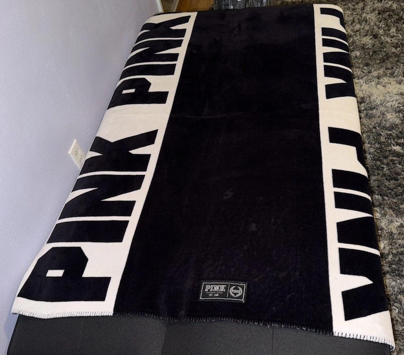 Coperta in pile Victoria’s Secret PINK con logo bianco e nero, 50x60 cm, usata. immagine 4