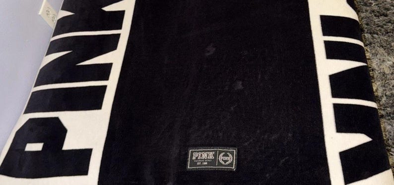 Coperta in pile Victoria’s Secret PINK con logo bianco e nero, 50x60 cm, usata. immagine 6