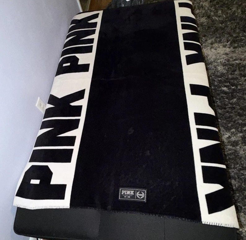 Coperta in pile Victoria’s Secret PINK con logo bianco e nero, 50x60 cm, usata. immagine 1