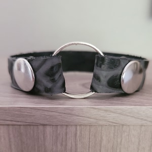 Ring-Halter-Denkmal Witwe Armband. Grau / schwarzes Strukturleder. EMT, Musikerin, Witwe, Schwangerschaft, Gewichtszunahme, Koch, Krankenschwester: tragen Sie Ihren Ring!