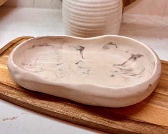 Tigela decorativa grande, estilo concreto, feita à mão, com formato irregular, detalhes em mármore em tons terrosos, decoração minimalista para casa, decoração em concreto.