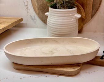 Tigela oval grande feita à mão com brilho dourado sutil, peça central decorativa minimalista, estilo moderno de concreto, decoração para mesa de centro