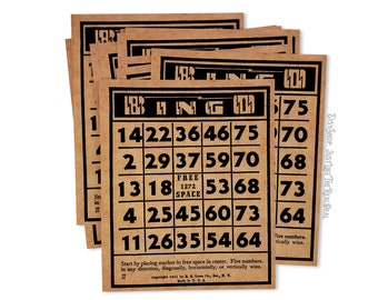Può includere: Un mazzo di carte da bingo di carta marrone con numeri neri e la parola "Bingo" stampata in alto. Le carte hanno uno spazio libero al centro con il testo "Free 1272 Space". Il testo "Start by placing marker in free space in center. Five numbers, in any direction, diagonally, horizontally, or vertically wins." è stampato in fondo alle carte.