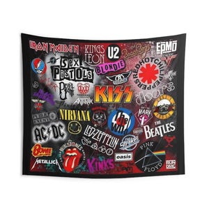 Peut inclure: Tapisserie noire avec un collage de logos de groupes de rock, dont Iron Maiden, Nirvana et The Beatles. Le design incorpore diverses polices et couleurs, avec une esthétique grunge. La tapisserie est rectangulaire.