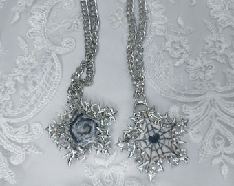 Collar de cadena con dije de cerámica y estrella soldada de metal puntiagudo