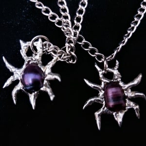 Dark purple pearl mini spider grunge metal necklace zdjęcie 2