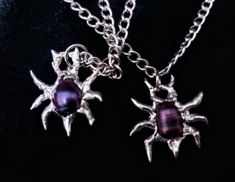 Dark purple pearl mini spider grunge metal necklace zdjęcie 2