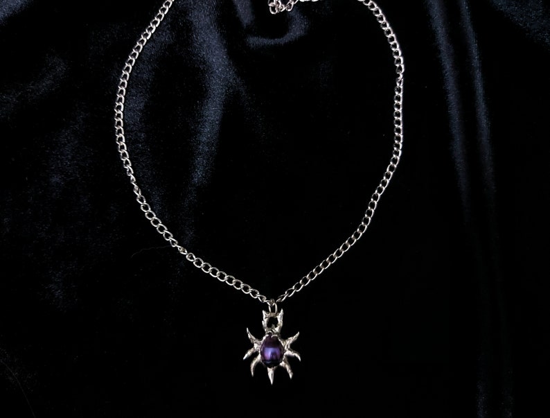 Dark purple pearl mini spider grunge metal necklace zdjęcie 5