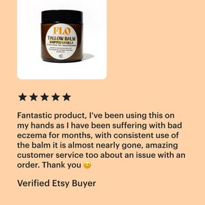 Op de afbeelding: Een pot FLO Tallow Balm Whipped Vanilla. Het etiket is bruin met witte en gele tekst. Het product is voor gezicht en lichaam. De pot heeft een zwart deksel.