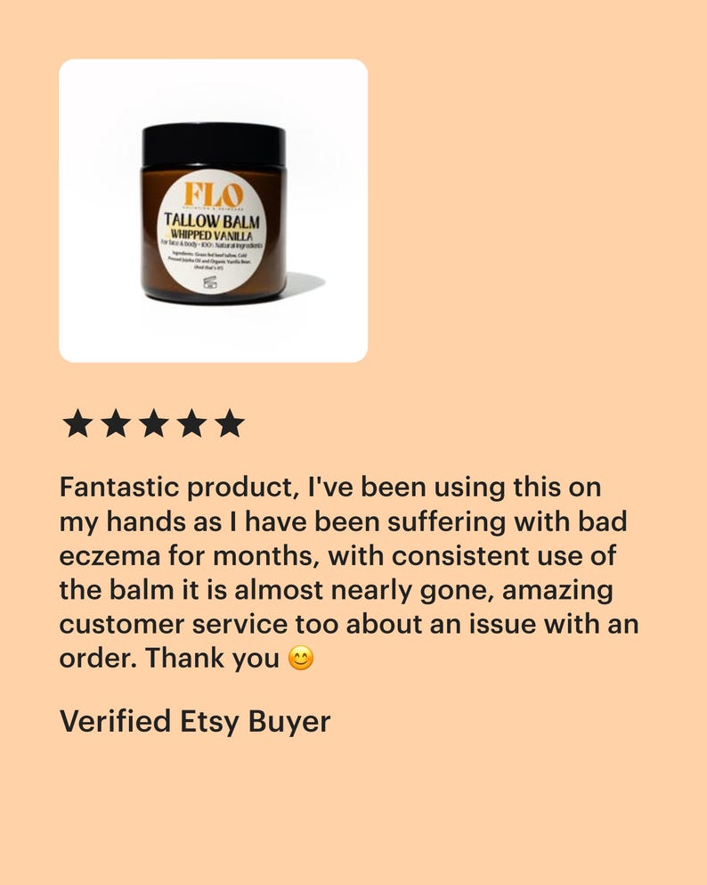 Op de afbeelding: Een pot FLO Tallow Balm Whipped Vanilla. Het etiket is bruin met witte en gele tekst. Het product is voor gezicht en lichaam. De pot heeft een zwart deksel.