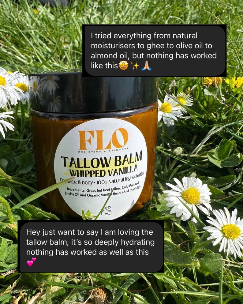 Op de afbeelding: Een pot "FLO Tallow Balm Whipped Vanilla" met een zwart deksel, tegen een achtergrond van groen gras en madeliefjes. Het etiket vermeldt "100% natuurlijke ingredi&euml;nten". Tekstballonnen tonen feedback van klanten.
