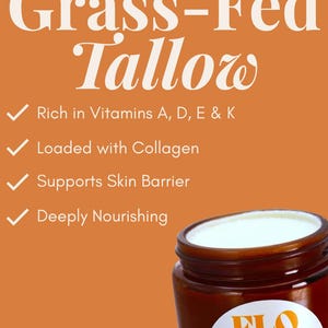 Op de afbeelding: Een oranje achtergrond met de woorden "Grass-Fed Tallow" in het wit. Daaronder staan opsommingstekens met voordelen: Rijk aan vitamine A, D, E & K, Geladen met collageen, Ondersteunt de huidbarri&egrave;re en Diep voedend. Een potje Talgbalsem is zichtbaar.