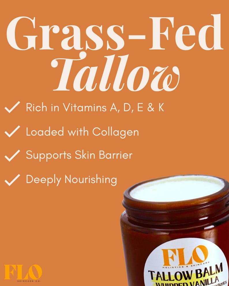 Op de afbeelding: Een oranje achtergrond met de woorden "Grass-Fed Tallow" in het wit. Daaronder staan opsommingstekens met voordelen: Rijk aan vitamine A, D, E & K, Geladen met collageen, Ondersteunt de huidbarri&egrave;re en Diep voedend. Een potje Talgbalsem is zichtbaar.