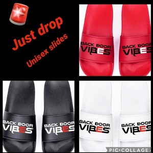 Könnte beinhalten: Vier Paar Schlappen mit dem Text "Back Door Vibes" auf dem Riemen. Die Schlappen sind in Schwarz, Rot und Weiß erhältlich.