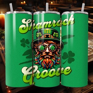 Może przedstawiać: Zielony kubek ze stali nierdzewnej z koniczyną i tekstem "Shamrock Groove". Koniczyna jest zielona, biała i złota z kreskówkową twarzą.