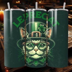 Może przedstawiać: Zielony kubek z kotem w zielonym kapeluszu leprechauna i okularach. Na kubku widnieje napis "LE PRECAT".