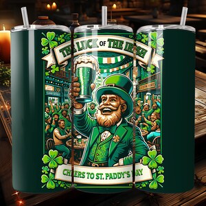 Może przedstawiać: Zielony kubek ze stali nierdzewnej z grafiką przedstawiającą krasnoludka trzymającego zielony kufel piwa. Grafika zawiera napis "The Luck of the Irish" i "Cheers to St. Paddy's Day".