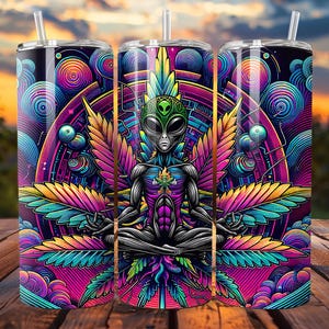 Pode incluir: Três canecas de aço inoxidável com um design colorido apresentando um alienígena meditando dentro de uma folha de cannabis. O design inclui tons vibrantes de roxo, azul, verde e amarelo. Cada caneca tem um canudo.