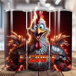 Pode incluir: Um copo de aço inoxidável com um galo de desenho animado em armadura e o texto "F CAW F". O design inclui uma crista vermelha, barbela e detalhes da armadura. O copo tem uma palhinha e um fundo vermelho escuro.