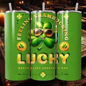 Może przedstawiać: Zielony kubek ze stali nierdzewnej z motywem Dnia Świętego Patryka. Kubek przedstawia koniczynę w okularach przeciwsłonecznych, słowo "LUCKY" i frazę "Happy Saint Patrick's Day". Zawiera słomkę.