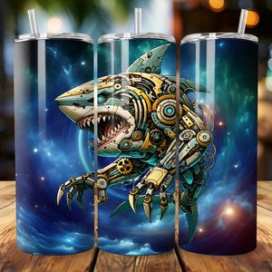 Può includere: Un bicchiere in acciaio inossidabile con un design colorato di uno squalo meccanico nello spazio. Lo squalo è fatto di ingranaggi e parti metalliche, e ha uno schema di colori blu, giallo e verde. Lo sfondo è blu scuro con stelle e una nebulosa.