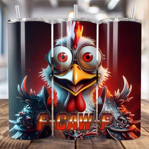 Pode incluir: Três canecas de aço inoxidável com um design de galinha de desenho animado. A galinha tem olhos vermelhos grandes, um bico amarelo e usa uma armadura. O texto "F-CAW-F" é exibido na frente. Cada caneca tem uma tampa transparente e uma palhinha.