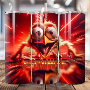 Pode incluir: Três canecas de aço inoxidável com um design vermelho e laranja apresentando uma galinha de desenho animado com olhos grandes e bico aberto. O texto "F-CAW-F" é exibido na frente das canecas. Cada caneca tem uma tampa transparente e um canudo.