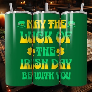 Może przedstawiać: Zielony kubek ze stali nierdzewnej z białym i żółtym wzorem. Kubek ma napis "May the luck of the Irish Day be with you".