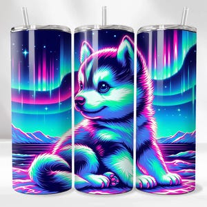Op de afbeelding: Een roestvrijstalen tumbler met een kleurrijk ontwerp van een husky puppy die voor een blauwe en paarse aurora borealis zit.