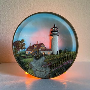 Lampka nocna w stylu vintage z latarni morskiej Cape Cod – seria kolekcjonerska Donna Elias (1998) – działa!