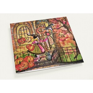 Peut inclure: Une illustration à l'aquarelle d'une scène d'Halloween montrant une silhouette portant un chapeau de sorcière et une robe devant une porte ornée d'une couronne. Des citrouilles orange sont au sol, un chat noir est assis et des arbres d'automne.
