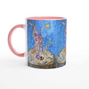 Peut inclure: Un mug en céramique avec une anse et un intérieur roses, orné d'une illustration aquarelle colorée représentant une haute maison fantaisiste, un arbre dénudé, un chat noir et un personnage portant un chapeau sous un ciel nocturne bleu.