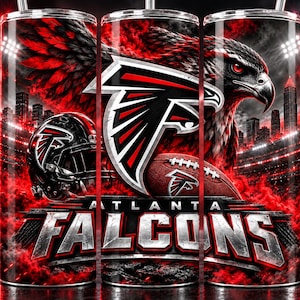 Peut inclure: Un gobelet cylindrique orné d'un graphisme du logo des Atlanta Falcons, d'un casque de football, d'un ballon et d'un faucon aux yeux rouges. Le design inclut un arrière-plan de stade avec de la fumée rouge, des silhouettes urbaines et le texte ATLANTA FALCONS.