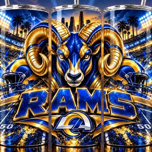 Puede incluir: Un vaso cilíndrico con un gráfico de cabeza de carnero en azul y dorado, cascos de fútbol americano y el texto RAMS. El diseño incluye un fondo de estadio con palmeras, focos brillantes y el horizonte de una ciudad al atardecer.