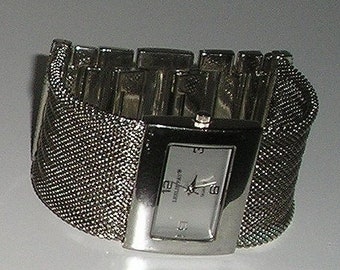 Leslie Fay - New York - Large Silvertone Watch With 3.5 CM Wide Ribbed Silver Mesh Band