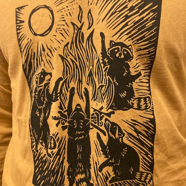 T-shirt à manches longues Raccoon bonfire - 100% coton, sérigraphié dans notre boutique, nous aimons les créatures poubelles