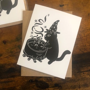 Witch Cat te hace sopa mágica - tarjeta de felicitación 100% reciclada, bruja, gatito, caldero, espeluznante
