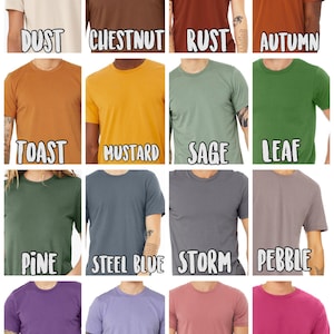 Pu&ograve; includere: Un collage di 12 magliette di diversi colori, ognuna con un nome di colore diverso stampato sotto. I colori includono: Polvere, Castagna, Ruggine, Autunno, Toast, Senape, Salvia, Foglia, Pino, Blu acciaio, Tempesta, Ciottolo, Viola reale, Lavanda scuro, Malva e Fragola.